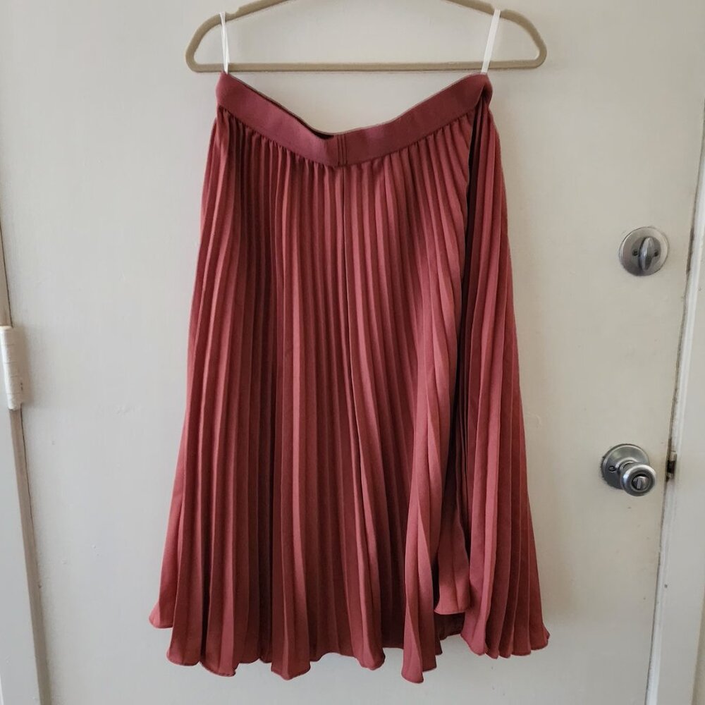 Beautiful Pleated Swing Skirt NWT Size L